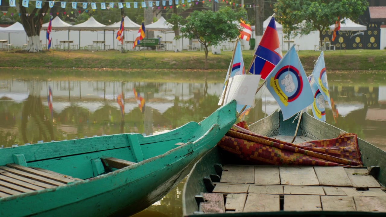 Barca colorata sul molo del fiume Siem Reap, Cambogia