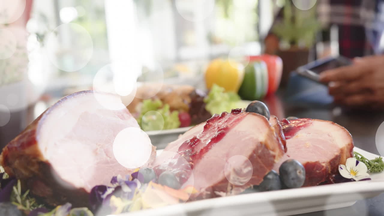 집에서 크리스마스 저녁 식사를 위해 테이블 위에 빛의 반점이 설정 된 애니메이션