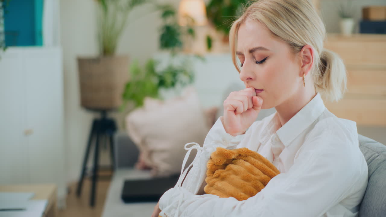 경제적 어려움 을 겪고 있는 우울 한 소녀