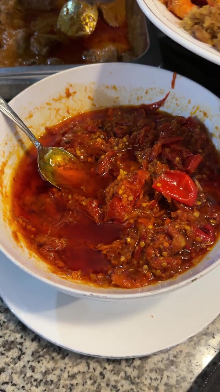 Beyaz Bir Kasede Acı Biber Sambalı Karıştıran Kişi