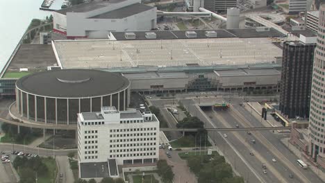 vista aérea de detroit con cobo center, michigan, estados unidos