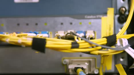 Drähte-Und-Kabel-Kommen-Aus-Dem-Server