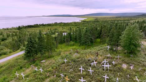 cementerio de koyuk alaska con cruces retiro aéreo del cementerio