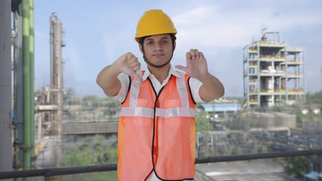 arquitecto indio decepcionado mostrando los pulgares hacia abajo