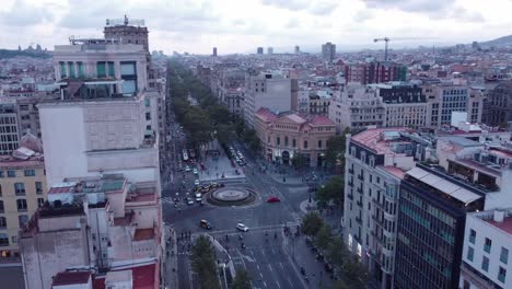 Una-Bulliciosa-Intersección-De-Barcelona-Con-Coches-Y-Peatones,-Día-Nublado,-Vista-Aérea