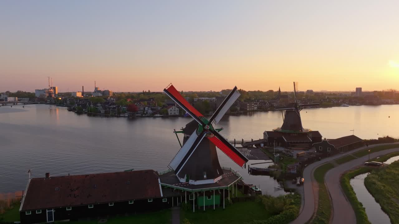 Vista aerea dei mulini a vento di Zaanse Schans illuminati dal tramonto nel Giorno del Re olandese