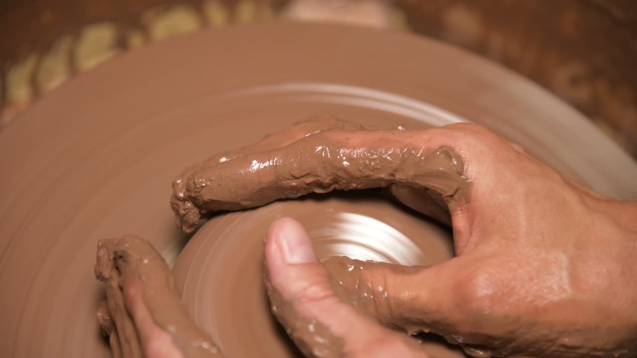 primer plano de manos masculinas haciendo un cuenco de arcilla en una rueda de alfarero. artesanía y producción de artículos de té exclusivos hechos de arcilla