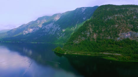 Cautivando-El-Sereno-Encanto-De-Hallstatt,-Nuestras-Imágenes-4k-Con-Drones-Dji-Muestran-Exuberantes-Montañas-Verdes,-El-Lago-Hallstätter-Y-La-Tranquila-Belleza-Alpina.