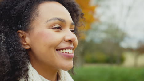 Kopf--Und-Schulterporträt-Einer-Schönen-Frau-Auf-Einem-Spaziergang-Durch-Die-Herbstliche-Landschaft-–-Aufgenommen-In-Zeitlupe