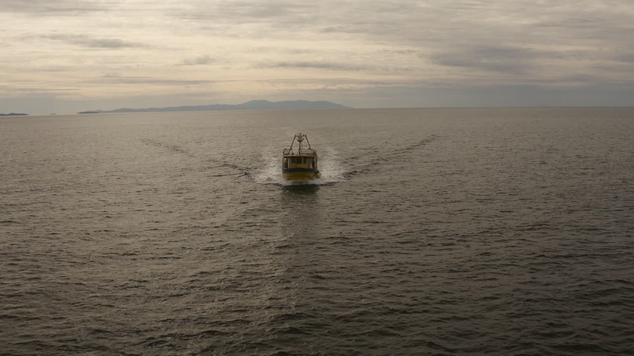 barco de pesca navegando, cielo lleno de nubes