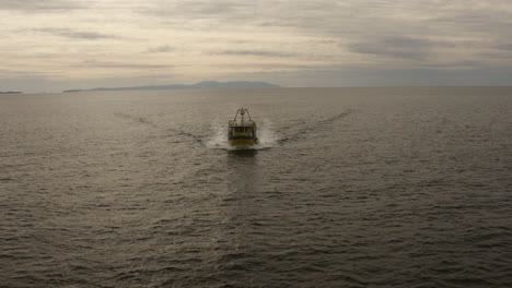 Barco-De-Pesca-Navegando,-Cielo-Lleno-De-Nubes