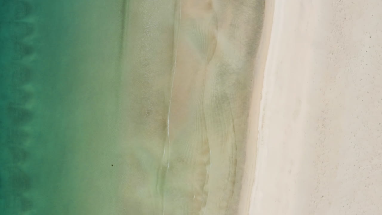 rompiendo olas en la costa de islandia, rastreando tomas aéreas de drones