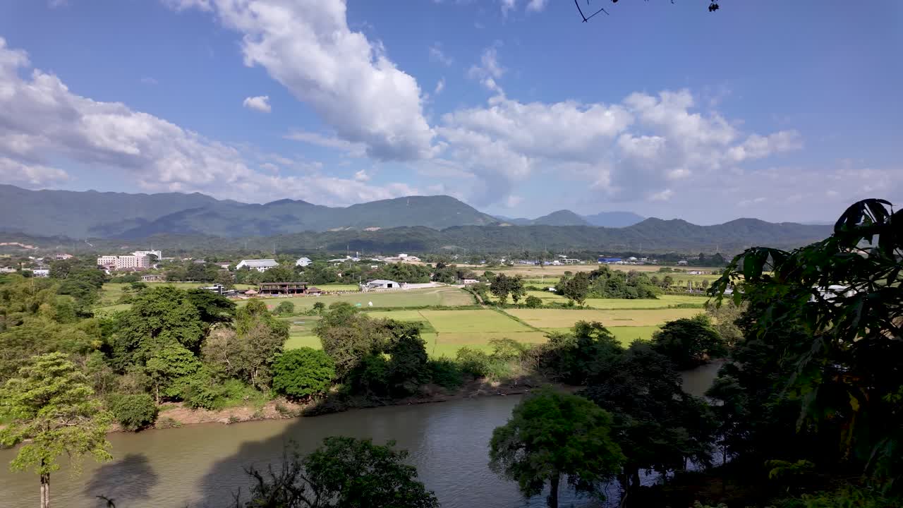 Vista panoramica del fiume Nam Song che serpeggia tra le lussureggianti risaie verdi e le montagne
