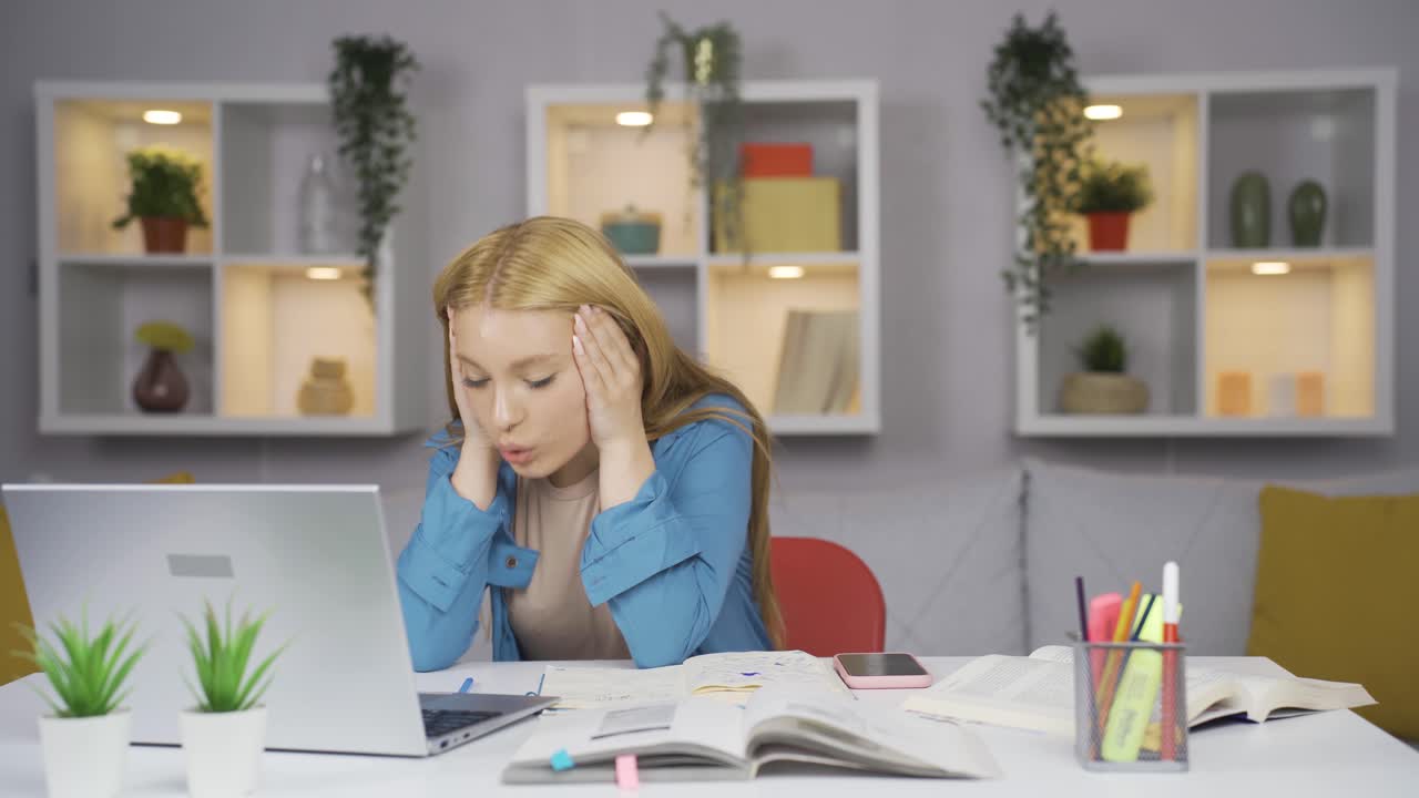 una estudiante que hace una transacción errónea se frustrará.