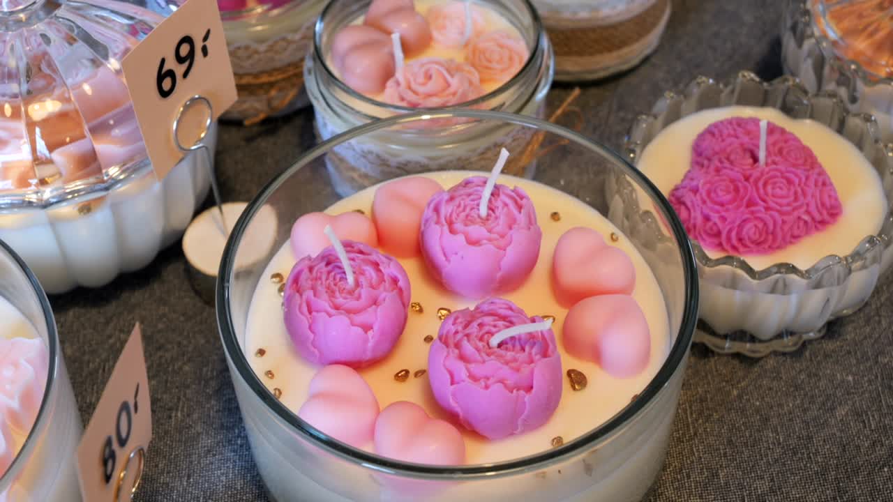 유리 용기에 손으로 만든, 다채로운, 향기로운 비누를 가진 스탠드