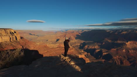 Una-Mujer-Joven-En-El-Gran-Cañón,-Arizona.