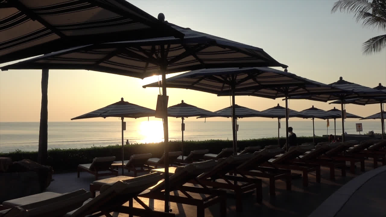 휴가 개념-2를 위한 호텔 리조트의 수영장 주변에 파라솔이 있는 침대 수영장