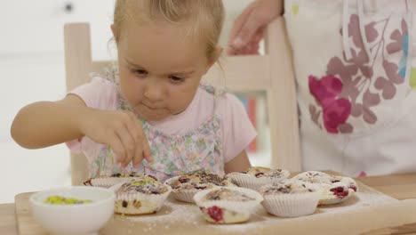 Nahaufnahme-Eines-Mädchens,-Das-Bei-Der-Zubereitung-Von-Muffins-Hilft