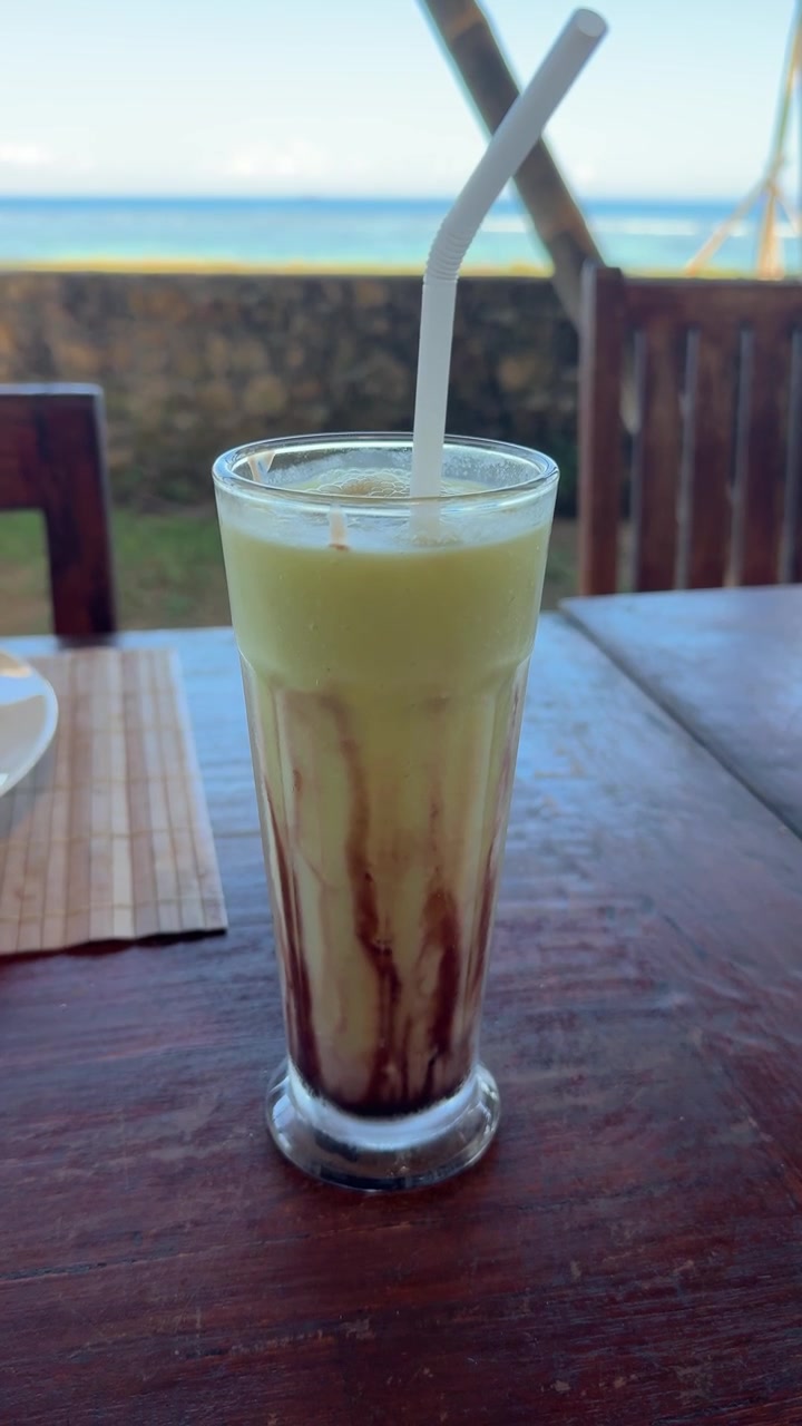 Deniz Kenarı Bir Kafede Çikolata Soslu Serinletici Avokado Smoothie