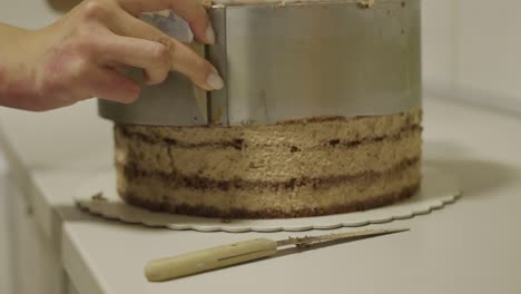 toma de molde para pasteles, manos de mujer