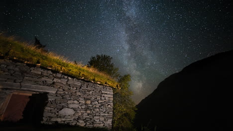 Increíble-Lapso-De-Tiempo-De-La-Galaxia-De-La-Vía-Láctea-Vista-Desde-Una-Antigua-Granja-De-Montaña