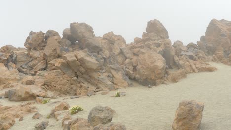 rocas volcánicas rocosas en el monte teide cubiertas de niebla profunda, tenerife, pan