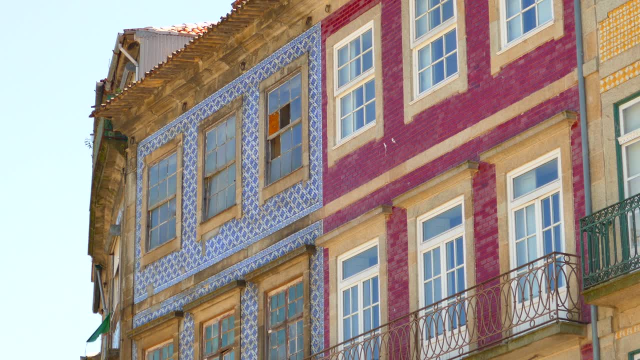 paredes de azulejos antiguos de casas en las calles históricas de oporto, portugal