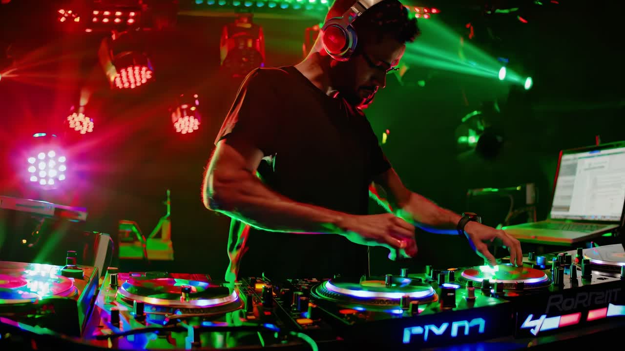 dj actuando en un escenario con luces de colores.
