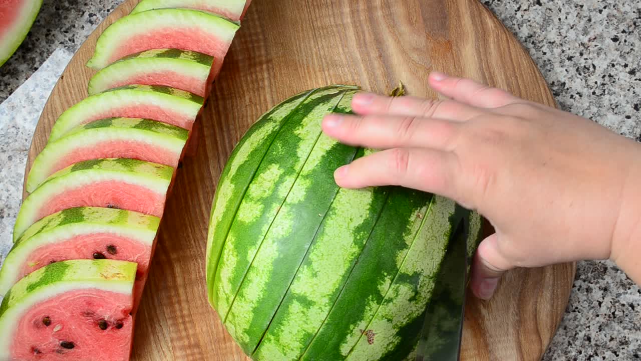 Taglio dell'anguria. Lavoro del cuoco. Riprese in cucina.