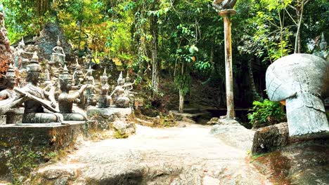 anfiteatro de deidades estatuas en el jardín mágico de buda o el jardín secreto de buda