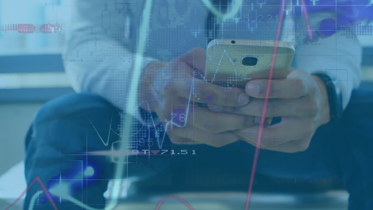 animación de datos financieros sobre las manos de un hombre caucásico usando un teléfono inteligente
