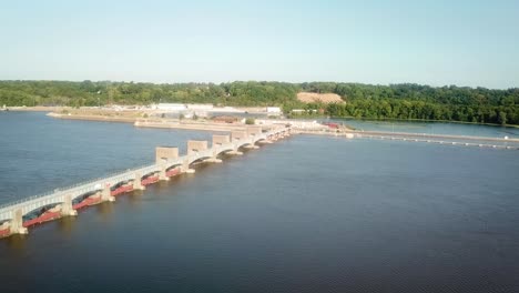 vista aérea de la esclusa y presa número 14 en el río mississippi