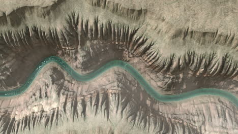 vista aérea de un río sinuoso a través de un cañón
