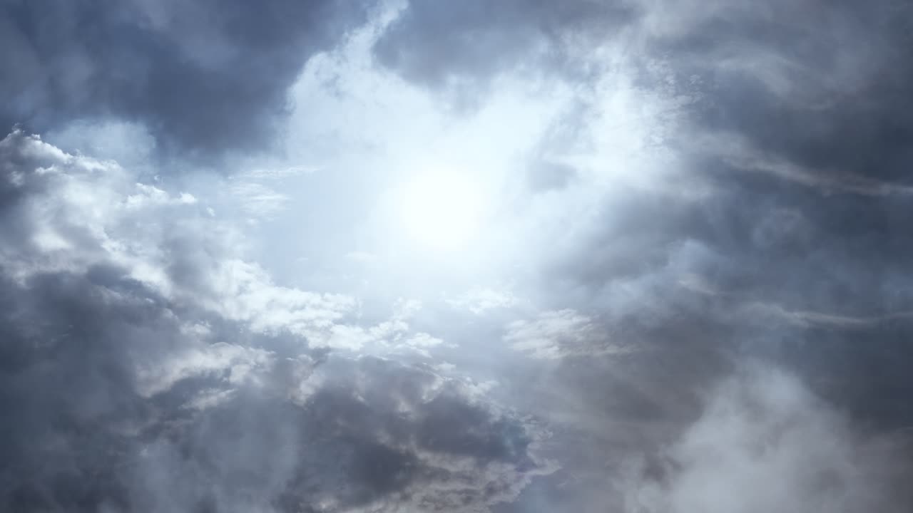 Time-lapse del sole e delle nuvole con cielo azzurro