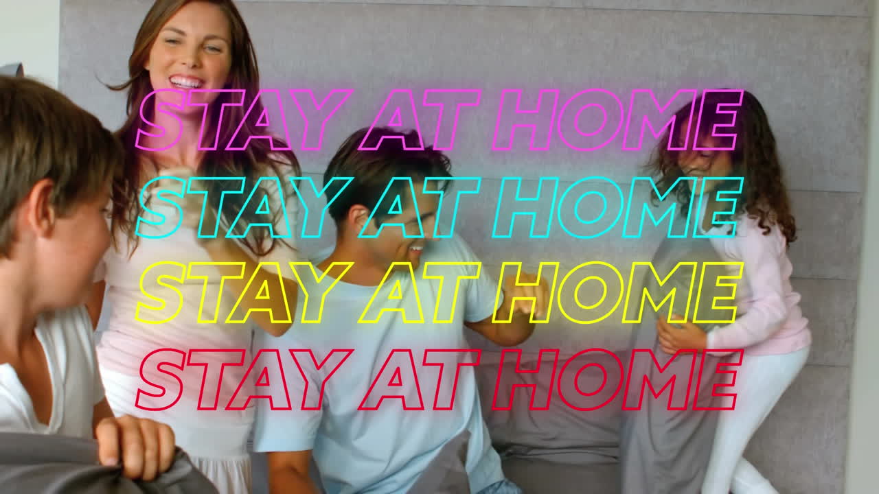 "mensaje de neón 'quédate en casa' sobre la pelea de almohadas de la familia durante la cuarentena de covid-19".