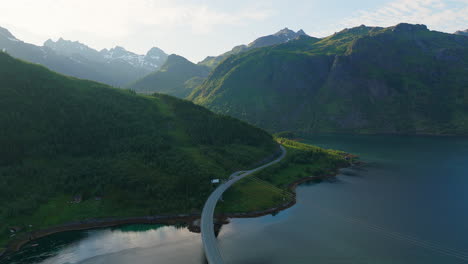 Filmische-Luftaufnahmen-Der-Austertraumen-Brücke-Auf-Den-Lofoten-Bei-Sonnenuntergang-Mit-Wilden-Und-Einzigartigen-Bergen-Im-Hintergrund,-Norwegen,-Europa