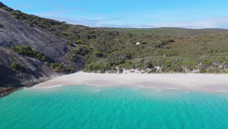 drone panorámica alrededor de la mejor playa de australia en el día de verano