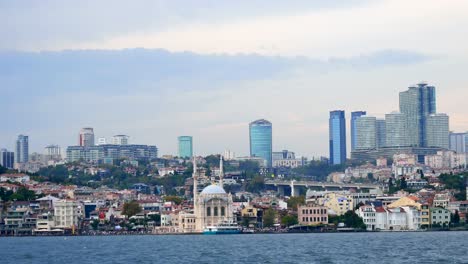 paisaje urbano de estambul con mezquitas y rascacielos
