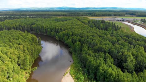 Video-De-Drones-4k-Del-Río-Chena-A-Través-Del-Bosque-Cerca-De-Fairbanks,-Alaska