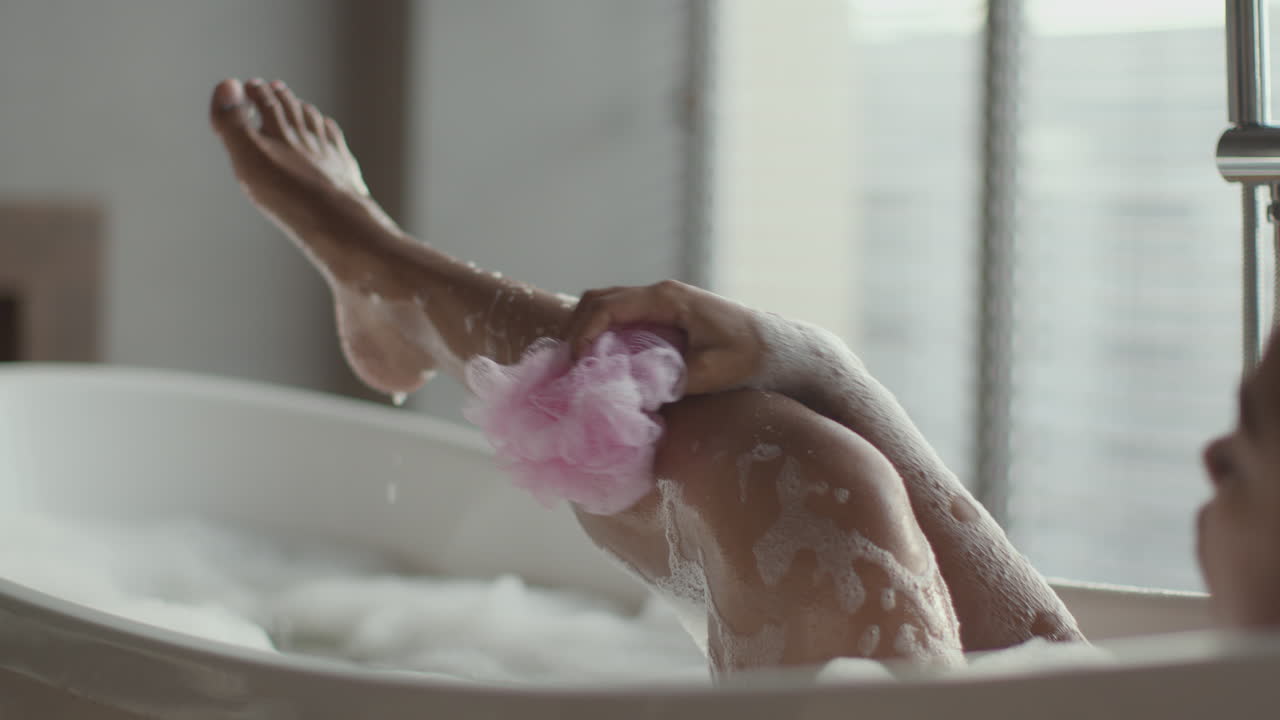 mujer relajándose en un baño de burbujas