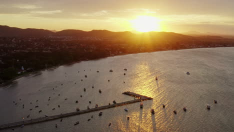 Vista-Aérea-De-La-Puesta-De-Sol-En-La-Bahía-De-Buzios-Con-Alarde,-Brasil