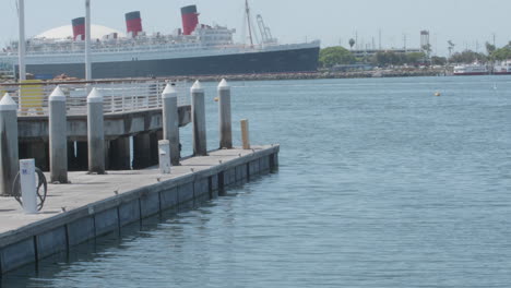 großes schiff im hafen 02 angedockt