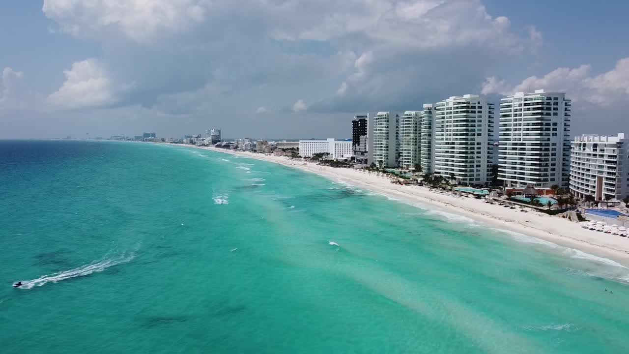 Spiaggia di Cancun, Messico. Drone aereo in discesa