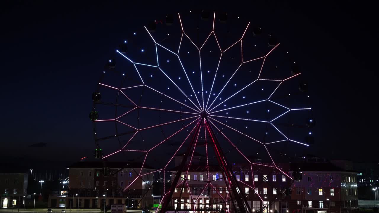 밤하늘을 배경으로 빛나는 다채로운 불빛으로 빛나는 페리스.