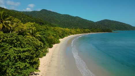 tribulación del cabo de la playa tropical en la selva tropical de daintree, australia