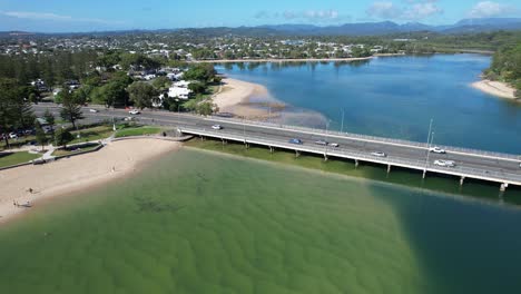 vehículos que viajan en el puente de talebudgera creek en gold coast, queensland, australia - retirada aérea