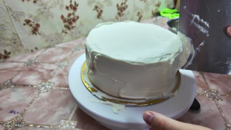 El-Pastel-Está-Cubierto-Con-Glaseado-Blanco