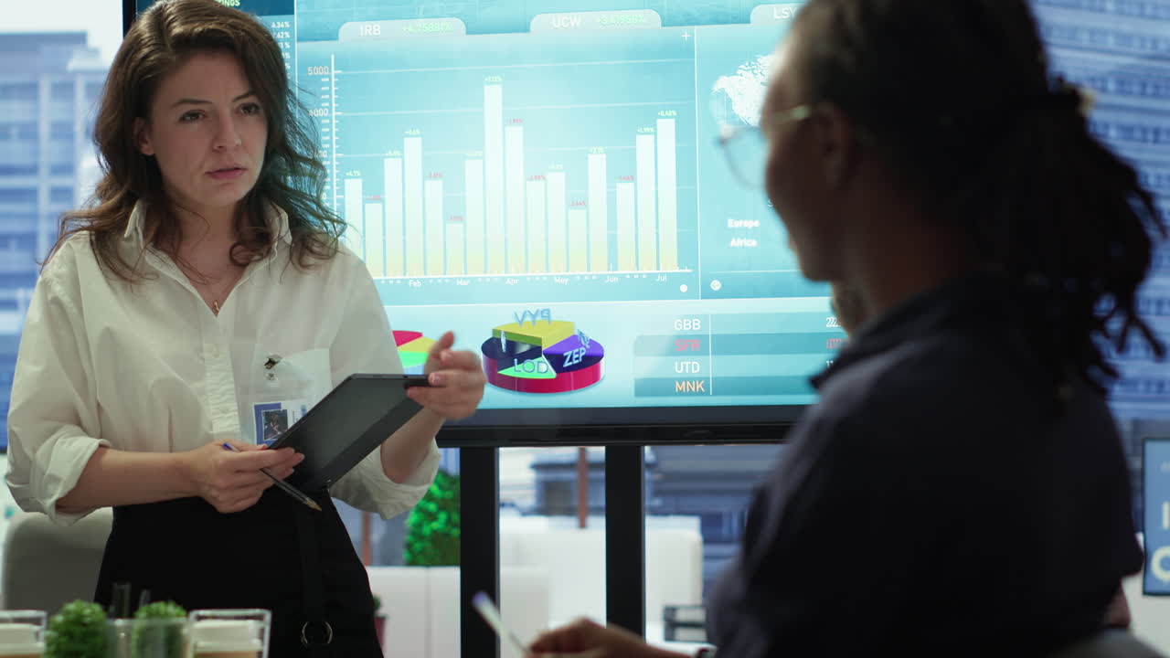 equipo de trabajo diverso que colabora en tareas de gestión de proyectos