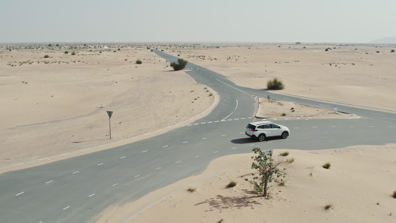 사막 풍경 의 도로 에서 자동차 를 운전 하는 것