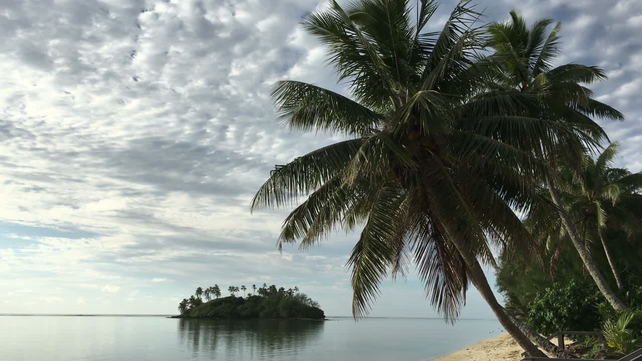 섬의 라로톤가에 있는 무리 호수 풍경.